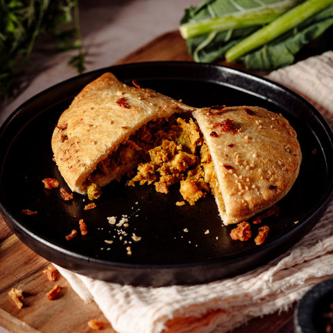 Onion Baa-ji: Onion Bhaji Inspired Pasty With Mango Chutney (190g)