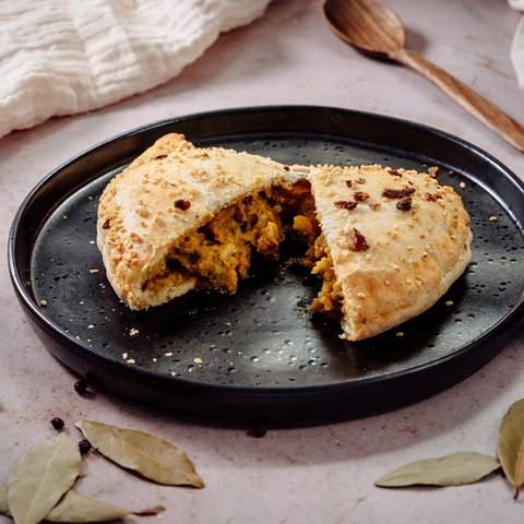 Onion Baa-ji: Onion Bhaji Inspired Pasty With Mango Chutney (190g)